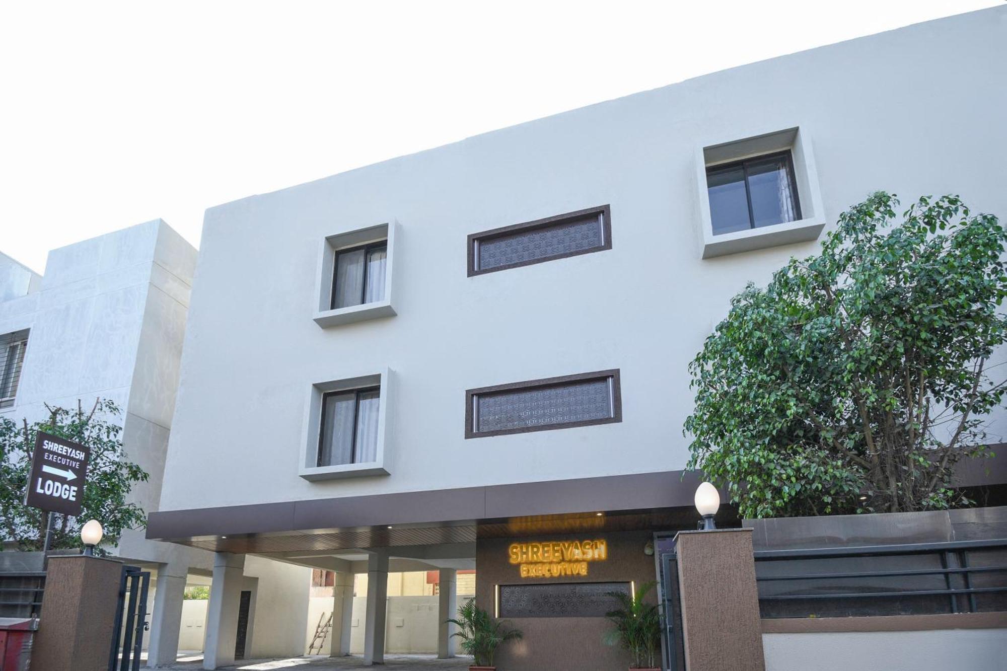 Oyo Flagship Hotel Shreeyash Executive Mangvadi Exterior foto